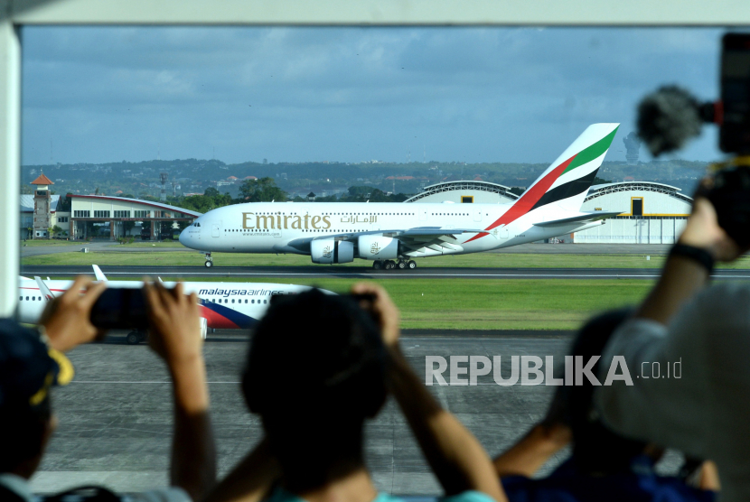 Warga menyaksikan pendaratan pesawat Airbus A380 milik maskapai penerbangan Emirates di Bandara Internasional I Gusti Ngurah Rai, Badung, Bali, Kamis (1/6/2023). Pendaratan pesawat komersial terbesar di dunia dengan nomor penerbangan EK368 dari Dubai menuju Bali tersebut menjadi penerbangan komersil pesawat A380 pertama di Indonesia.  