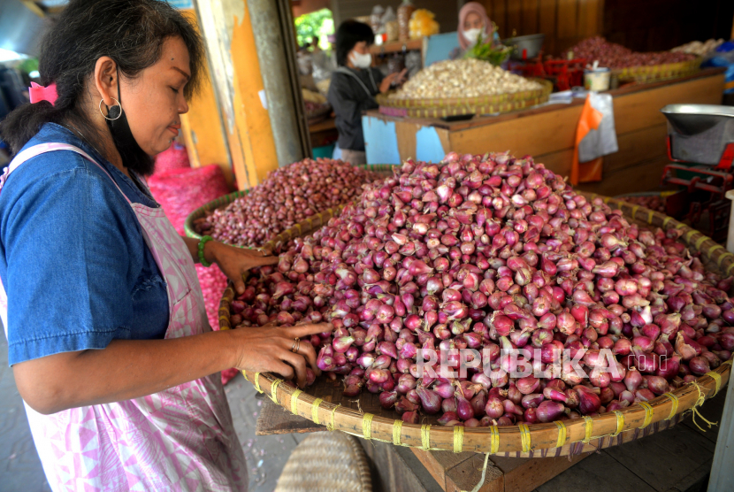 Pedagang bawang merah melayani pembeli (ilustrasi)