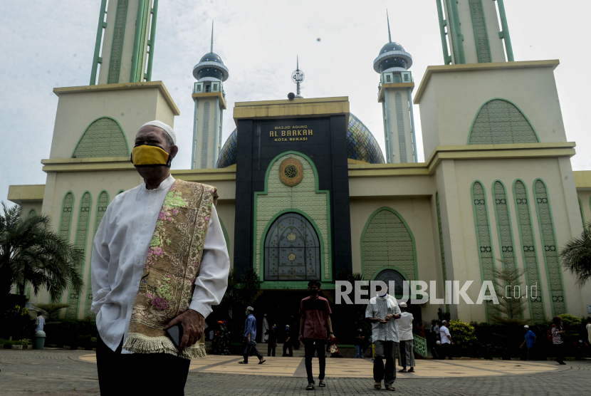 Soal Jumatan, DMI Disebut Ikut Fatwa MUI. Sejumlah umat Muslim usai melaksanakan ibadah Sholat Jumat di Masjid Agung Al-Barkah, Kota Bekasi, Jawa Barat.