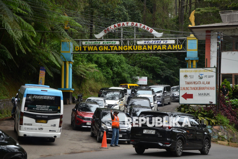 Kepadatan kendaraan di Jalan Tangkuban Parahu, Kecamatan Lembang, Kabupaten Bandung Barat