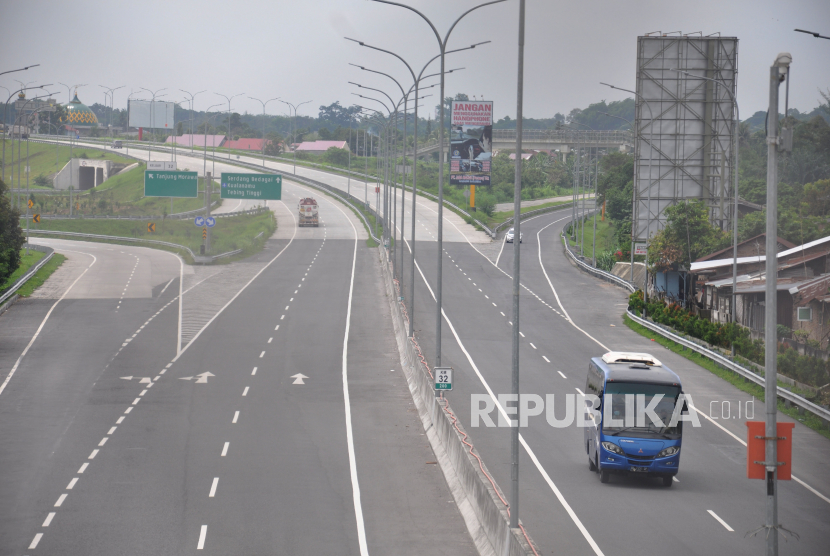 Kendaraan melintas di ruas tol Medan-Tebing Tinggi di Medan, Sumatera Utara