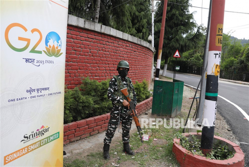 Seorang prajurit paramiliter India berjaga-jaga saat keamanan ditingkatkan menjelang pertemuan G20 di Srinagar, ibu kota musim panas Kashmir India, 17 Mei 2023. Pertemuan delegasi dari negara-negara G20 akan diadakan di Srinagar dari 22 hingga 24 Mei.