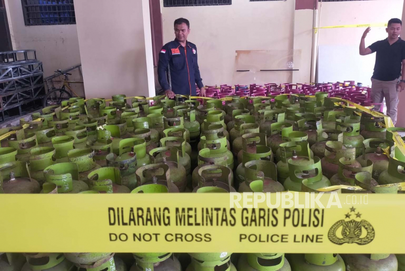 Polisi mengecek gudang yang diduga menjadi tempat pengoplosan gas elpiji di Kecamatan Indihiang, Kota Tasikmalaya, Jawa Barat. 