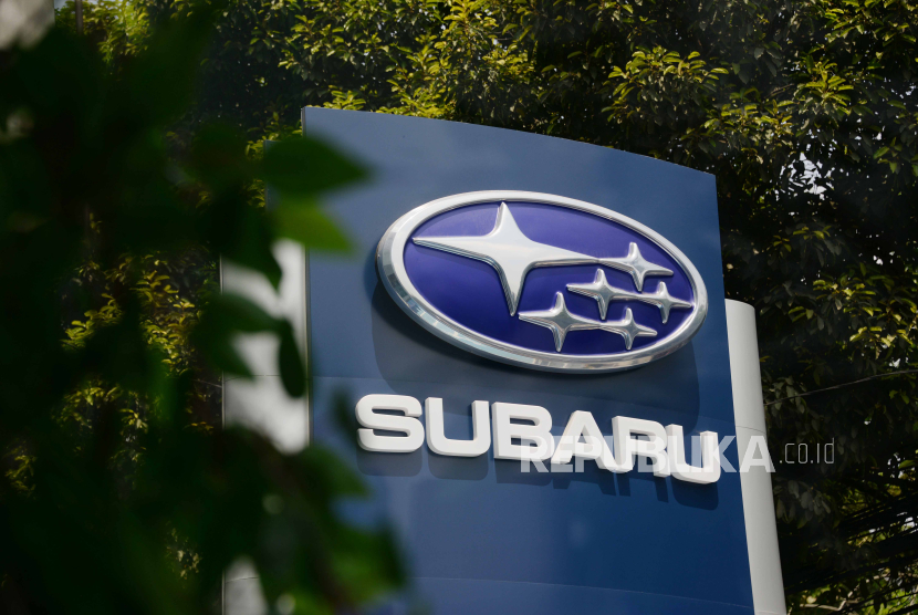 Logo Subaru terlihat saat peresmian Plaza Subaru Pondok Indah, Jakarta Selatan, Rabu (9/8/2023). Subaru Corporation Japan bersama Subaru Indonesia meresmikan jaringan diler pertamanya di Ibu Kota melalui Plaza Subaru Pondok Indah yang hadir dengan layanan 3S (sales, service, dan sparepart) dengan standar tinggi yang ditetapkan. 