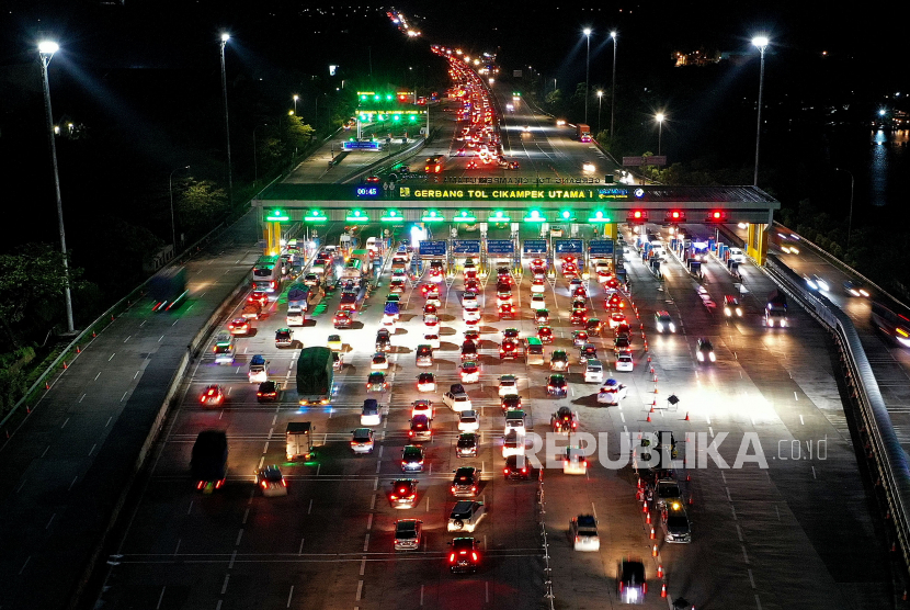 Sejumlah kendaraan melintas saat diberlakukan Contraflow di Gerbang Tol Cikampek Utama.