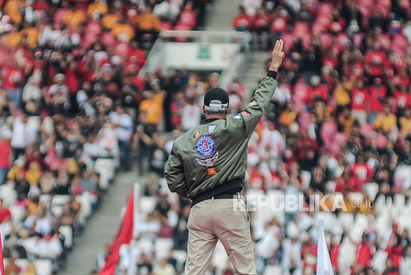 Calon Presiden nomor urut 3 Ganjar Pranowo berpose tiga jari di depan simpatisan saat acara Konser Salam M3tal (Menang Total) di Stadion Utama Gelora Bung Karno, Jakarta, Sabtu (3/2/2024). 