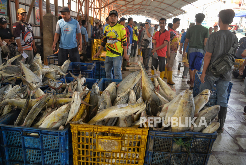 Para pekerja dan nelayan beraktivitas di Tempat Pelelangan Ikan (TPI) Karangsong, Indramayu, Jawa Barat, Sabtu (23/12/2023).