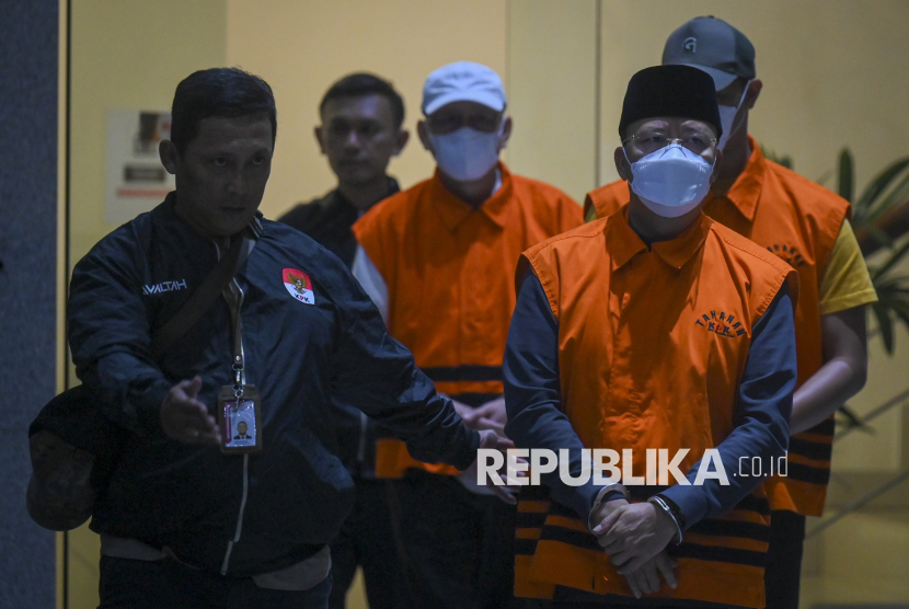 Petugas menggiring Gubernur Bengkulu Rohidin Mersyah (depan) di gedung KPK, Ahad (24/11/2024). 