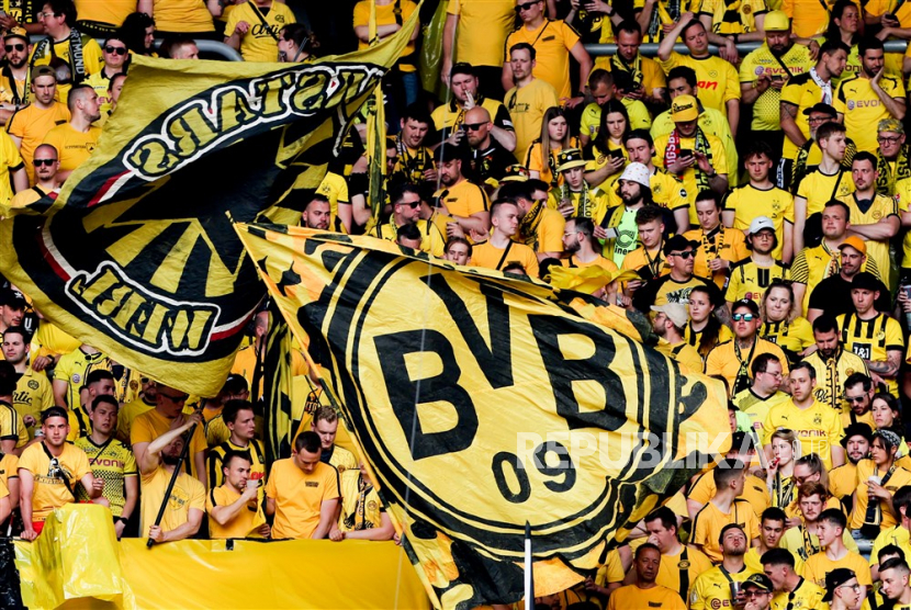 Para pendukung Borussia Dortmund merayakan keberhasilan timnya kembali memuncaki klasemen sementara Bundesliga Jerman seusai menghajar Augsburg dengan skor 3-0 pada pekan ke-33 di Stadion WWK Arena, Augsburg, Ahad (21/5/2023). 
