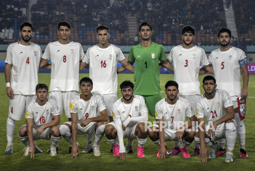 Pemain Timnas Iran berfoto sebelum pertandingan babak penyisihan Grup C Piala Dunia U17 2023 di Stadion Si Jalak Harupat, Kabupaten Bandung, Jawa Barat, Jumat (17/11/2023). Dalam pertandingan tersebut Timnas Iran berhasil mengalahkan Timnas Kaledonia Baru dengan skor akhir 5-0.