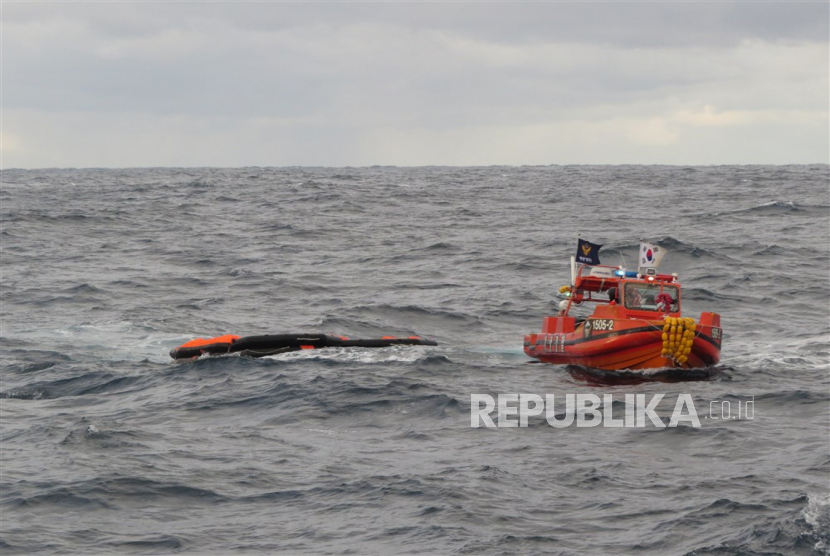  Foto selebaran yang disediakan oleh Penjaga Pantai Korea menunjukkan anggota Penjaga Pantai yang terlibat dalam operasi pencarian dan penyelamatan di perairan Seogwipo, Pulau Jeju, Korea Selatan. 