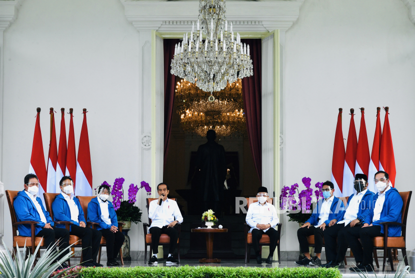 Presiden Joko Widodo (keempat kiri) didampingi Wapres bersama jajaran menterinya. Presiden disebut akan segara melakukan reshuffle kabinetnya.