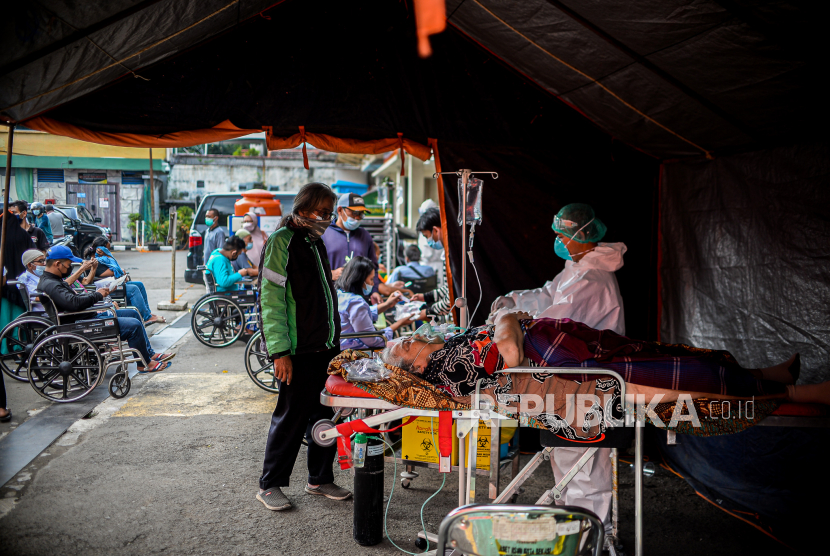 Kota Bekasi Perpanjang PPKM Level 3. Tenaga kesehatan memeriksa pasien di tenda darurat  RSUD Chasbullah Abdulmajid Kota Bekasi, Jawa Barat.