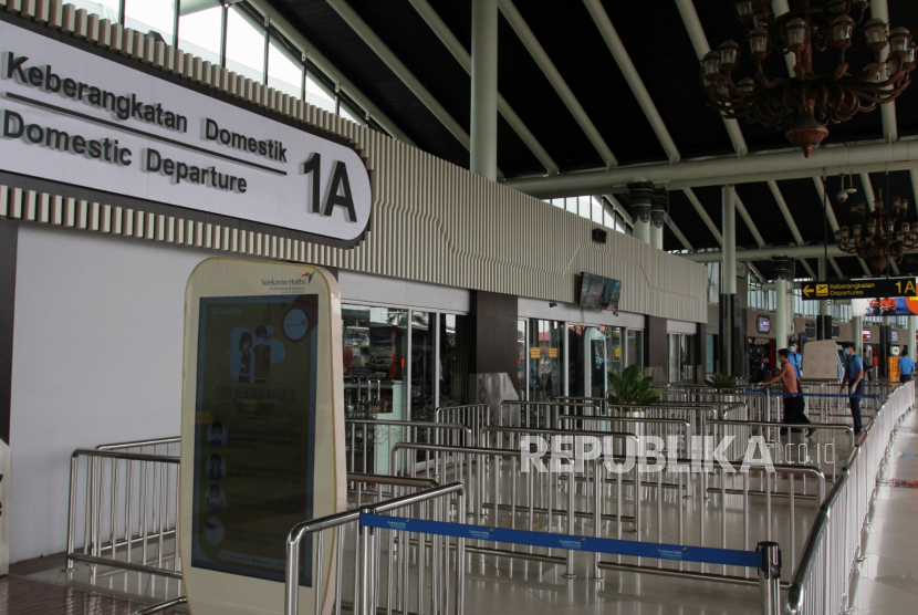 Suasana lengang di Terminal 1 A Bandara Soekarno Hatta, Tangerang, Banten, Jumat (27/3/2020). Menurut data dari Kementerian Perhubungan wabah epidemi COVID-19 menurunkan tingkat okupansi transportasi massal di seluruh Indonesia seperti pesawat