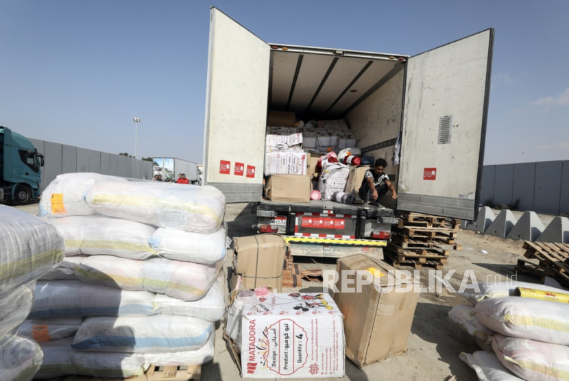 Relawan Mesir menangani bantuan kemanusiaan untuk warga Palestina di Jalur Gaza, di perbatasan Rafah, Mesir, (ilustrasi).
