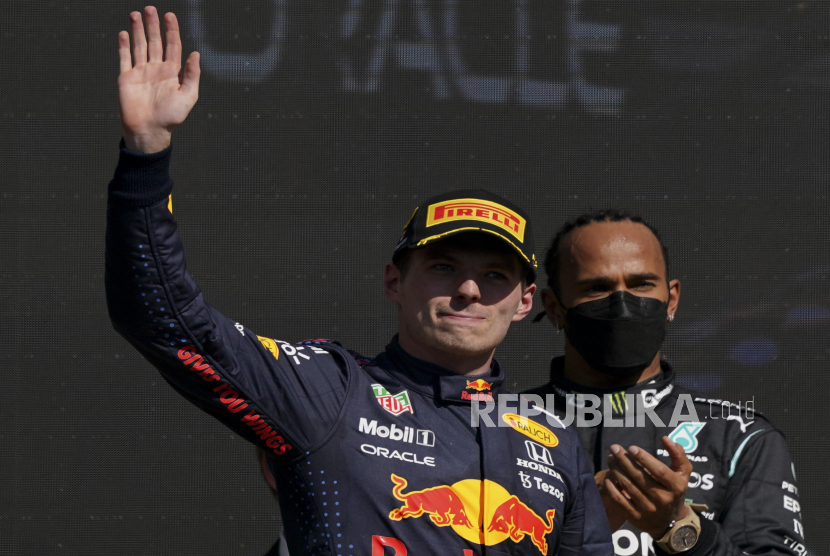  Pembalap Red Bull Max Verstappen, kiri, melambai saat ia merayakan kemenangan tempat pertama saat Mercedes
