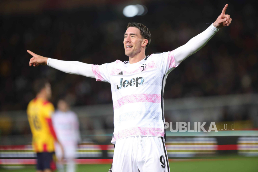  Penyerang Juventus Dusan Vlahovic melakukan selebrasi saat mencetak gol ke gawang Lecce. 