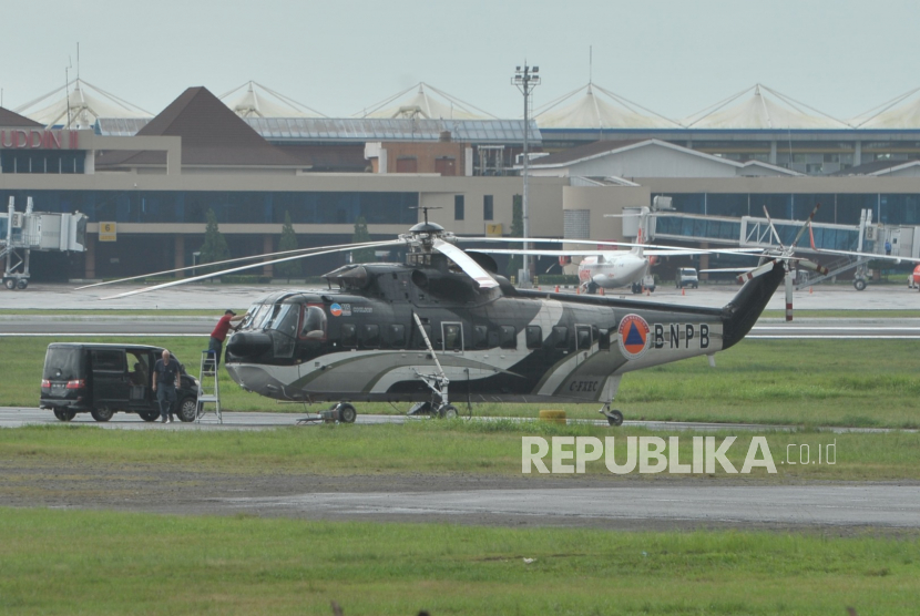 Kru helikopter water bombing tipe S-61n Sikorsky memeriksa sejumlah perangkat di Pangkalan Udara Sri Mulyono Herlambang (Lanud SMH) Palembang,Sumsel, Kamis (23/7/2020). Satuan Tugas udara  Karhutla Sumsel saat ini diperkuat sepuluh helikopter dengan rencana tiga unit penambahan helikopter untuk patroli serta pemadaman di beberapa titik kebakaran di Sumsel dan sekitarnya. ANTARA FOTO/Feny Selly/nz