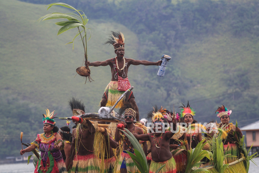 Sejumlah penari menampilkan tari Isosolo dalam Festival Danau Sentani 2023 di Pantai Khalkote, Kabupaten Jayapura, Papua, Rabu (5/7/2023). Festival yang pada 2024 akan dimasukkan ke dalam agenda Kharisma Event Nusantara (KEN) oleh Menparekraf Sandiaga Uno tersebut tahun ini mengusung tema Sagu Adalah Hidupku dan menampilkan penampilan sejumlah kebudayaan serta ekonomi kreatif Papua.  