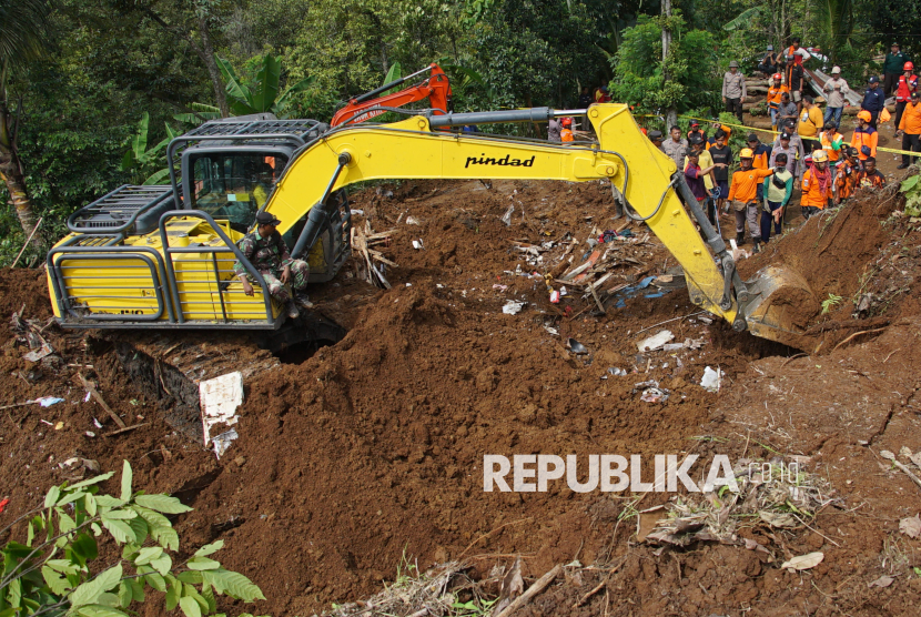 Pencarian Korban Bencana Longsor di Jombang Terkendala Cuaca