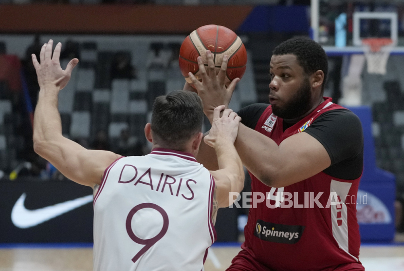 Latvia tidak akan diperkuat salah satu mesin poinnya, Dairis Bertans (kiri), saat menghadapi Kanada dalam laga terakhir Grup H FIBA World Cup 2023 di Indonesia Arena, Selasa (29/8/2023).