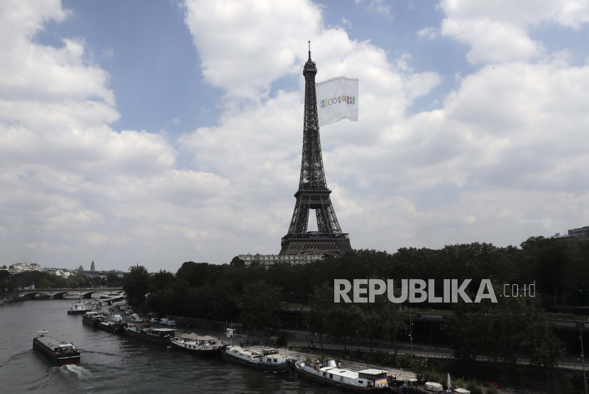 Bendera raksasa berkibar di Menara Eiffel di Paris, Selasa, 8 Juni 2021. Belum diketahui penyebab pasti kejadian tersebut.