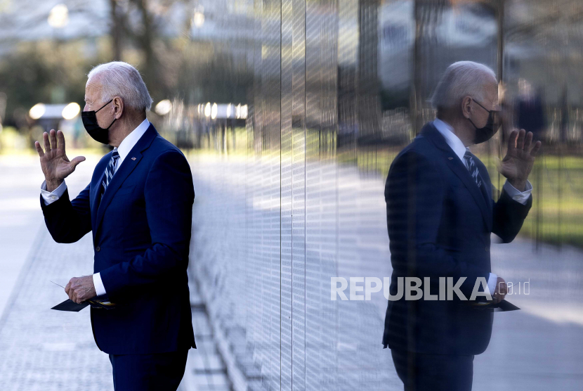 Isyarat Presiden AS Joe Biden saat mengunjungi Vietnam War Memorial di Washington, DC, AS, pada 29 Maret 2021.