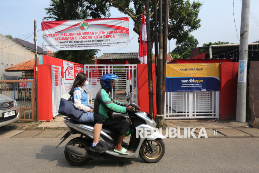 Pengendara melintas di depan Koperasi Kelurahan Merah Putih (KKMP) Sukamaju, Cilodong, Depok, Jawa Barat, Kamis (17/7/2025). 