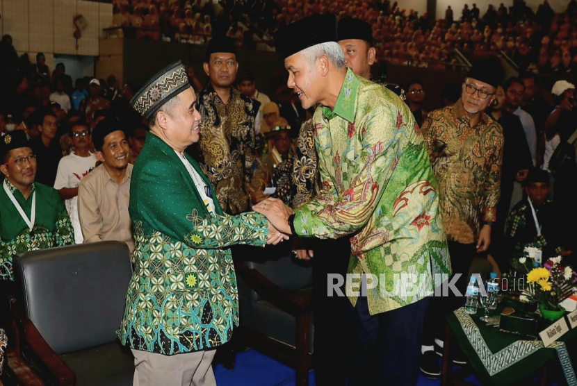 Gubernur Jawa Tengah, Ganjar Pranowo, disambut Ketua PW Muhammadiyah Jawa Tengah, Tafsir, saat menghadiri acara Muskerwil Muhammadiyah dan 'Aisyiyah Jawa Tengah, di GOR Wisangga, Kota Tegal, Jawa Tengah, Sabtu (4/3).dok. Humas Prov. Jateng