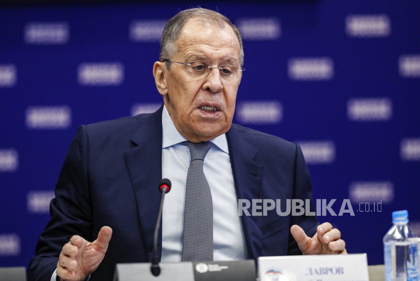 Menteri Luar Negeri Rusia Sergey Lavrov berbicara kepada Komisi Dewan Umum partai Rusia Bersatu di Moskow, Rusia, Jumat, 3 Februari 2023.