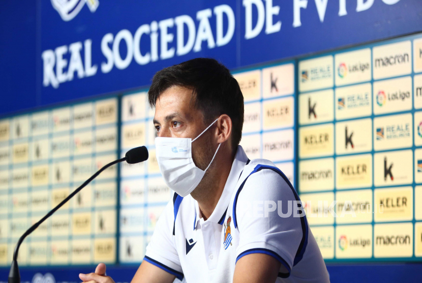 Foto handout yang disediakan oleh Real Sociedad menunjukkan gelandang Spanyol David Silva saat menyampaikan konferensi pers selama presentasinya sebagai pemain baru tim, di San Sebastian, Spanyol utara, 31 Agustus 2020.