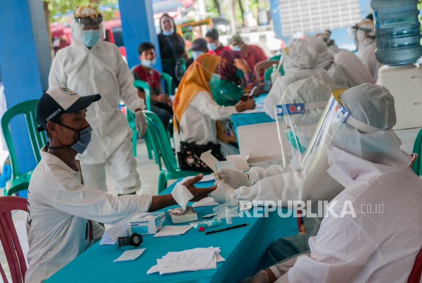 Petugas melakukan pemeriksaan tes cepat  COVID-19 (Rapid Tes) di Terminal Bus Rangkasbitung, Lebak, Banten. umlah pasien positif COVID-19 di Kabupaten Lebak, Banten, sampai dengan Kamis, mencapai 33 orang setelah bertambah dua warga di Kecamatan Maja, sedangkan sebelumnya 31 orang.