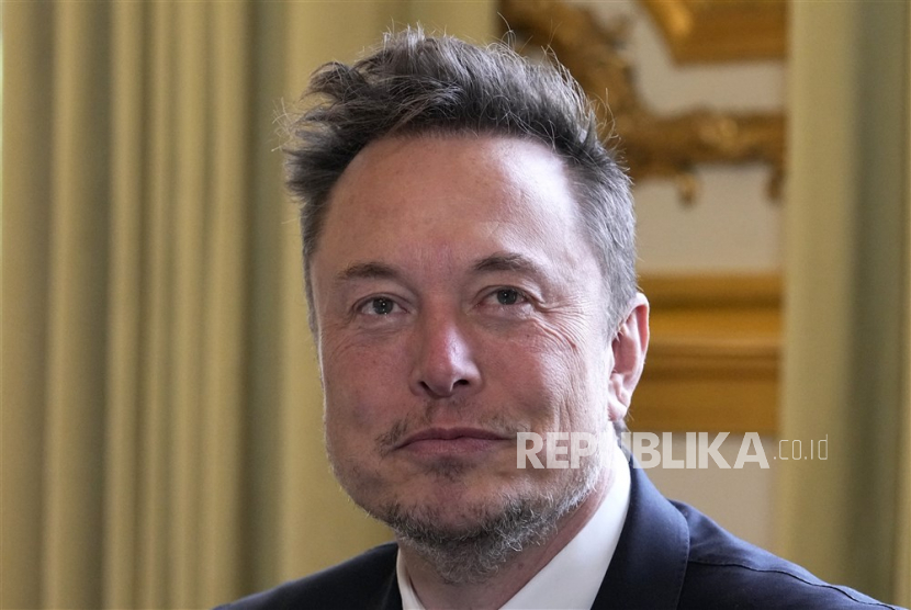  Twitter, now X. Corp, and Tesla CEO Elon Musk poses prior to his talks with French President Emmanuel Macron (not in picture), at the Elysee Palace in Paris, 15 May 2023. More than 200 international business leaders are expected 15 May to attend the 