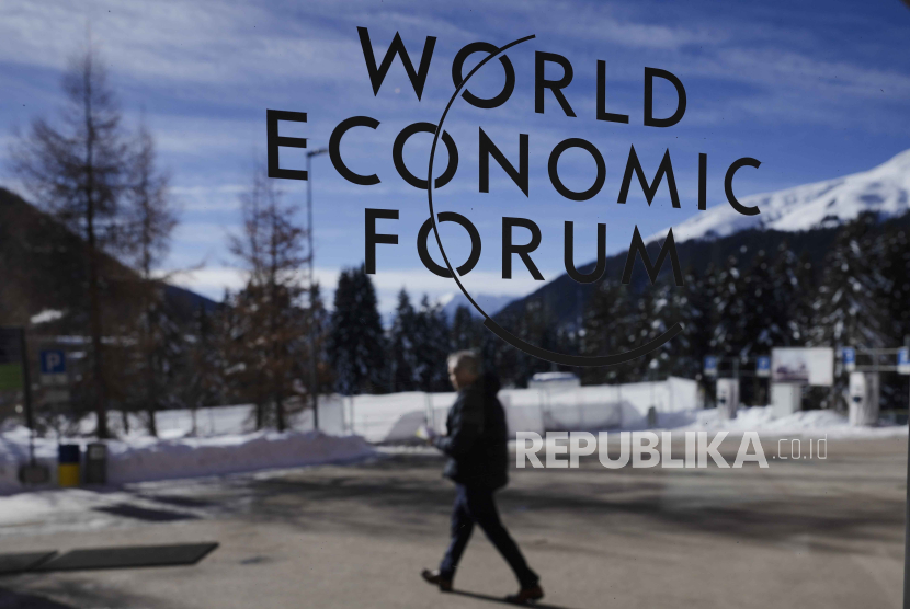 Logo Forum Ekonomi Dunia terpampang di jendela Pusat Kongres di Davos, Swiss, Ahad (14/1/2024). Pertemuan tahunan Forum Ekonomi Dunia berlangsung di Davos mulai 15 Januari hingga 19 Januari 2024.