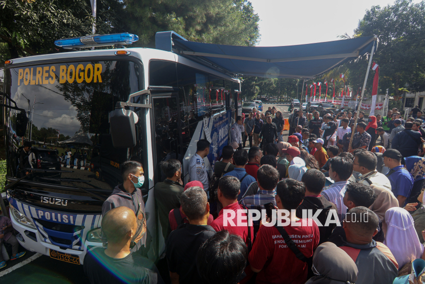 Warga Bogor Serbu Layanan Perpanjangan SIM Gratis