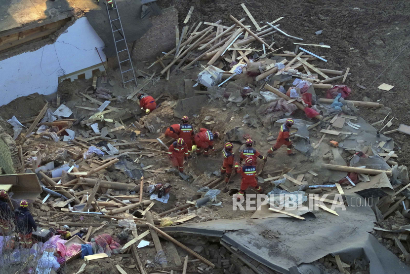 Dalam foto udara yang dirilis oleh Kantor Berita Xinhua, tim penyelamat mencari sebuah bangunan yang runtuh di desa Caotan di Kabupaten Otonomi Minhe Hui dan Tu di Kota Haidong, Cina barat laut. 