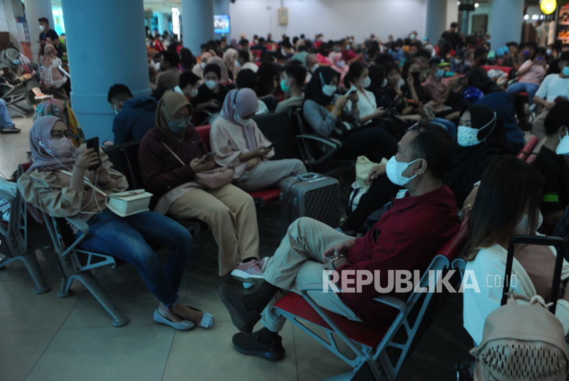 Sejumlah calon penumpang pesawat menunggu di ruang tunggu Bandara Sultan Mahmud Badaruddin II Palembang, Sumsel, Sabtu (30/4/2022). PT Angkasa Pura II Bandara Sultan Mahmud Badaruddin II Palembang memprediksi puncak arus mudik di bandara itu terjadi pada Sabtu (30/4/2022). 