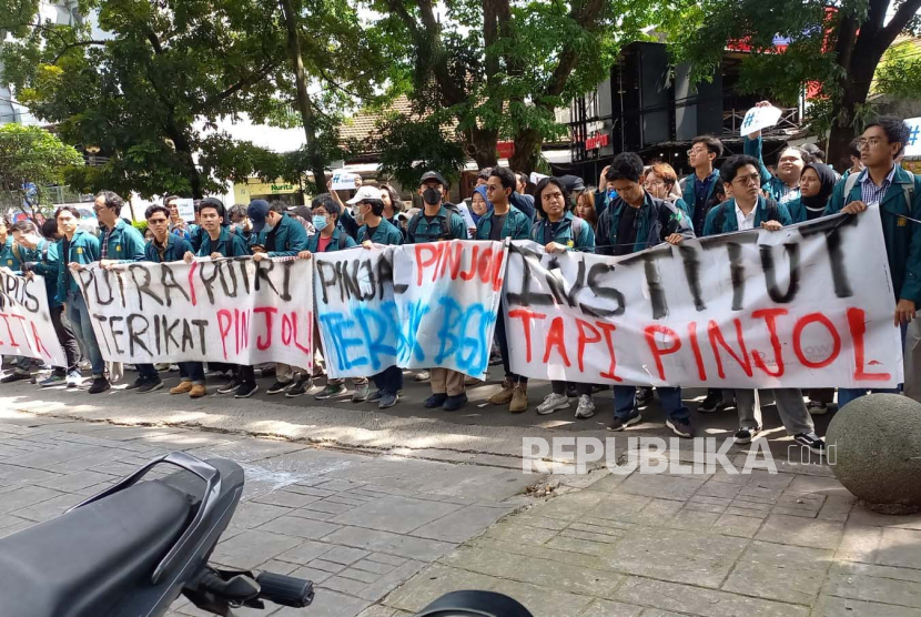 Seratus lebih mahasiswa ITB demonstrasi menolak penggunaan aplikasi pinjol untuk biaya kuliah mahasiswa yang kesulitan membayar UKT, di depan Gedung Rektorat ITB, Kota Bandung, Senin (29/1/2024).