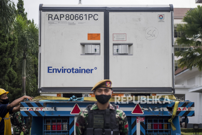 Prajurit TNI berjaga di dekat Envirotainer berisi bahan baku vaksin Covid-19 Sinovac, di Bio Farma, Bandung, Jawa Barat, awal Februari 2021 lalu. Bio Farma bekerja sama dengan perbankan untuk mendapatkan pembiayaan guna mengamankan suplai vaksin Covid-19.