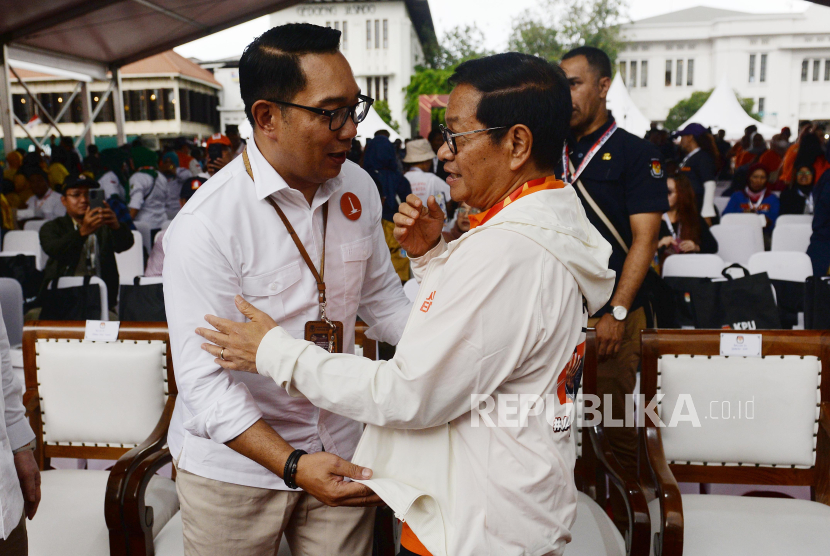 Cagub DKI Jakarta nomor urut 1 Ridwan Kamil bersama cagub nomor urut 3 Pramono Anung berbincang saat mengikuti deklarasi kampanye damai untuk Pilgub Jakarta 2024 di Museum Fatahilah, Kota Tua, Jakarta, Selasa (24/09/2024). Ketiga pasangan peserta Pilgub DKI Jakarta dan partai-partai pengusungnya sepakat mewujudkan pemilihan yang aman, tertib, dan damai, serta berintegritas tanpa hoaks, tanpa politisasi SARA, dan tanpa politik uang. 