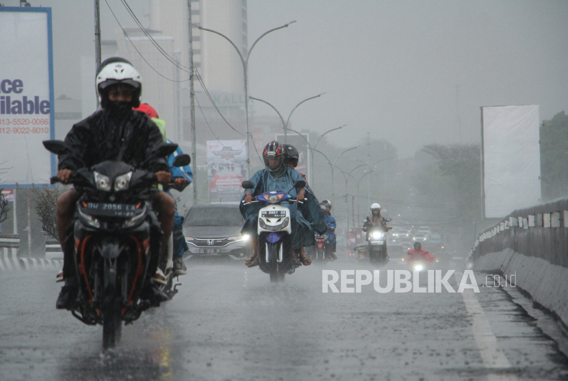 Sejumlah pengendara menerobos hujan di Makassar, Sulawesi Selatan, Selasa (24/10/2023). Sejumlah wilayah Indonesia diprakirakan mengalami hujan yang dapat disertai kilat atau petir pada Ahad (10/12/20