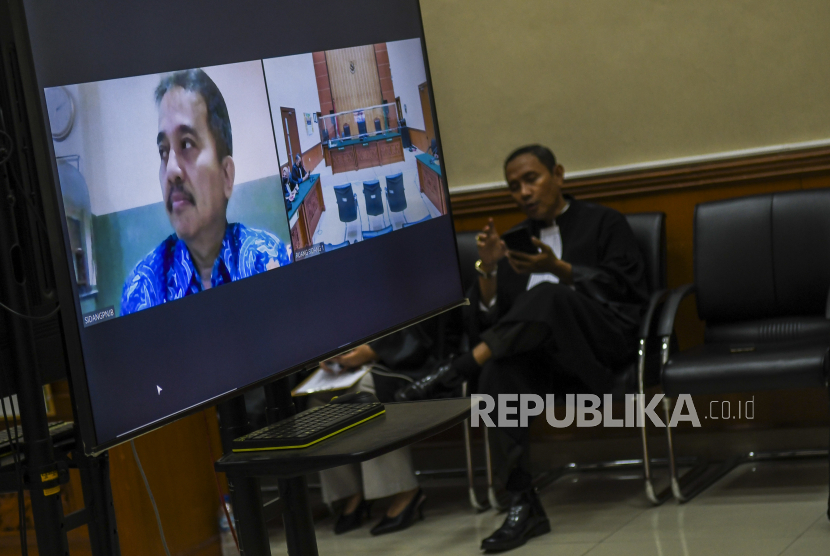 Terdakwa mantan Menteri Pemuda dan Olahraga (Menpora) Roy Suryo menjalani sidang putusan meme stupa di di Pengadilan Negeri Jakarta Barat, Rabu (28/12/2022). 