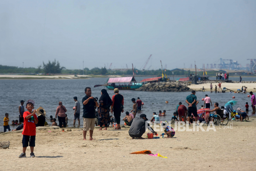 Pengunjung bermain layangan di kawasan Pantai Taman Impian Jaya Ancol, Jakarta, Sabtu (7/5/2022). (Ilustrasi)