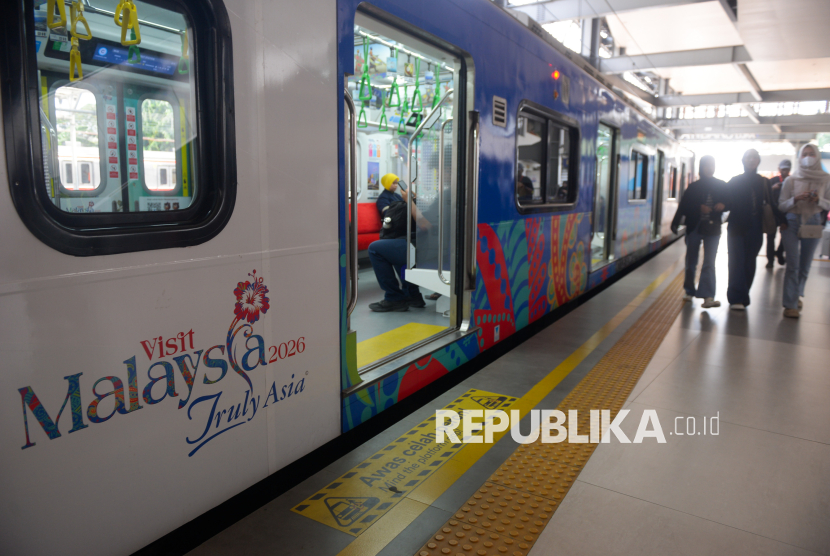 Kampanye visual Visit Malaysia 2026 (VM2026) terpasang di salah satu rangkaian KRL Commuter Line Jabodetabek di Stasiun Tanah Abang, Jakarta, Rabu (29/7/2026). Dalam rangka mendukung kampanye Visit Malaysia 2026 (VM2026), Tourism Malaysia secara resmi meluncurkan kampanye promosi pariwisata Malaysia melalui jaringan KAI Commuter di Jabodetabek. Berkolaborasi dengan PT Kereta Commuter Indonesia (KAI Commuter) dan PT Alternative Media Group (AMG), kampanye ini akan hadir pada 20 rangkaian Commuter Line selama enam bulan untuk menjangkau jutaan masyarakat Indonesia yang menggunakan transportasi publik setiap harinya.
