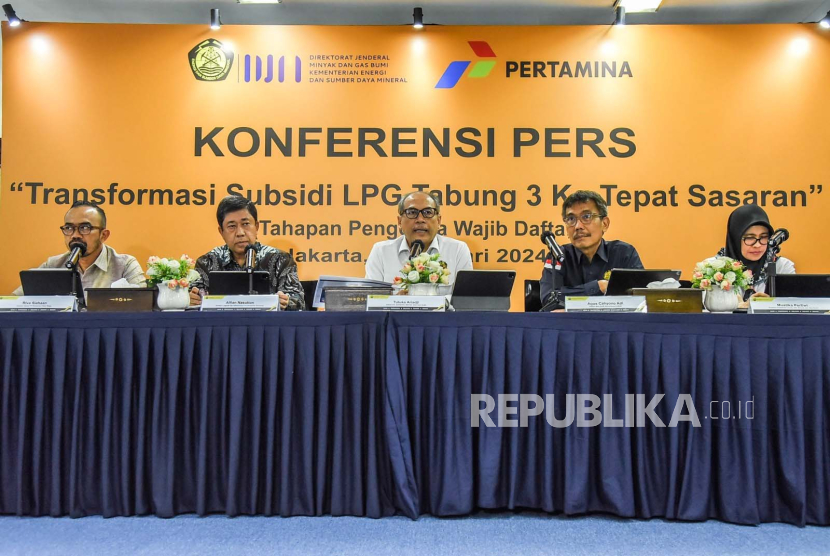 Direktur Jenderal Minyak dan Gas Kementerian ESDM Tutuka Ariadji beserta Direktur Logistik dan Infrastruktur Pertamina Alfian Nasution dan Direktur Utama Pertamina Patra Niaga Riva Siahaan.