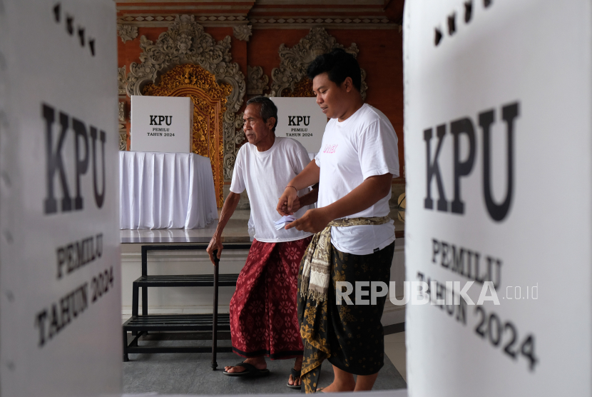 Seorang lansia didampingi keluarganya saat akan mencoblos surat suara Pemilu 2024 di TPS 25, lingkungan Dakdakan, Kelurahan Peguyangan, Denpasar, Bali. (ilustrasi)