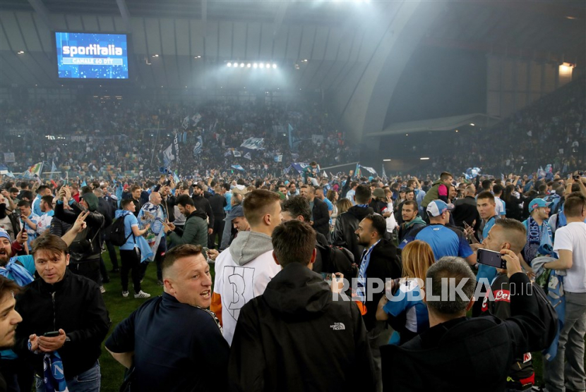 Para tifosi Napoli merayakan keberhasilan tim kesayangannya meraih scudetto, Jumat (5/5/2023). 