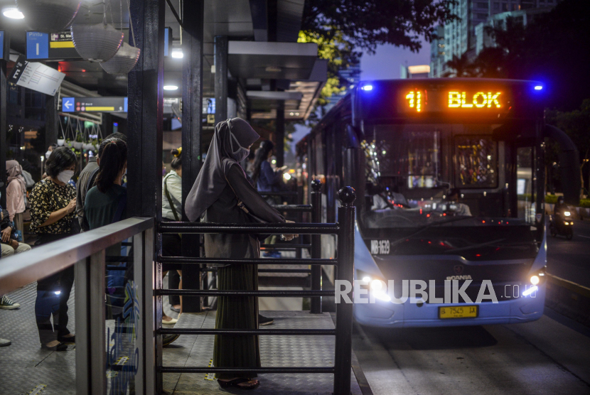 Sejumlah penumpang menunggu kedatangan bus Transjakarta.