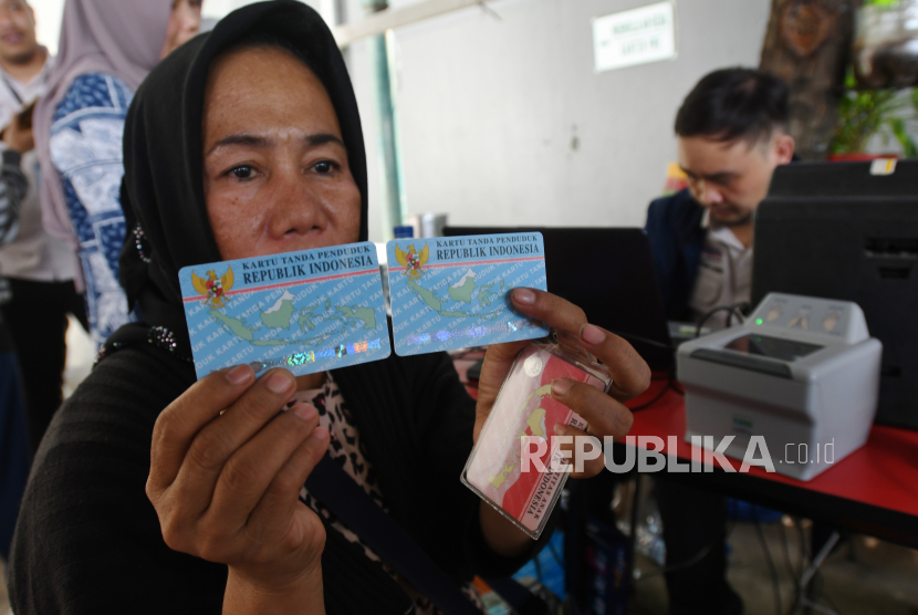 Warga korban terdampak kebakaran Depo Pertamina Plumpang menunjukkan KTP elektronik yang dibuat di Sudin Dukcapil Jakarta Utara di posko Pengungsian, Senin (6/3/2023