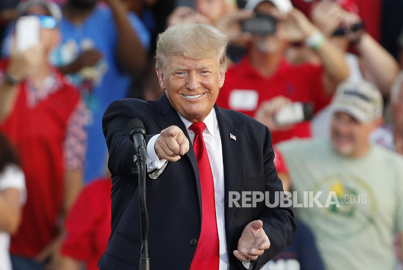 Mantan Presiden AS Donald Trump berbicara kepada para pendukungnya selama rapat umum di Lorain County Fairgrounds di Wellington, Ohio, AS, 26 Juni 2021.